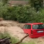 Reshjet e shiut përmbytin Serbinë, makinat "notojnë" në ujë. Ja pse duhe të sigurohemi nga katastrofat natyrore?